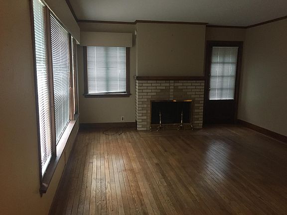 Living room (13'x20')