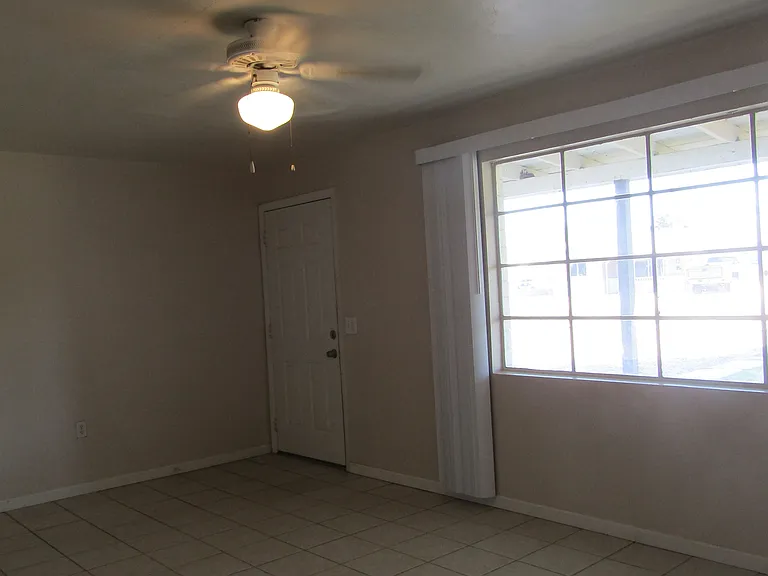 910 S Una Ave — Photo 5