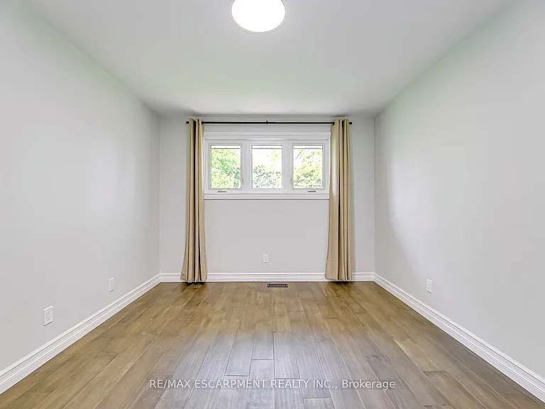 356 Dunlop Cres — Photo 19