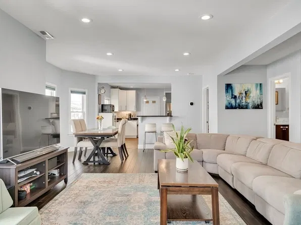 11 Lexington St #11, Watertown, MA 02472