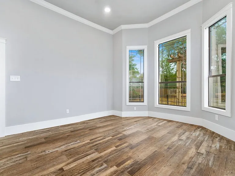 1018 Burnet St — Photo 9