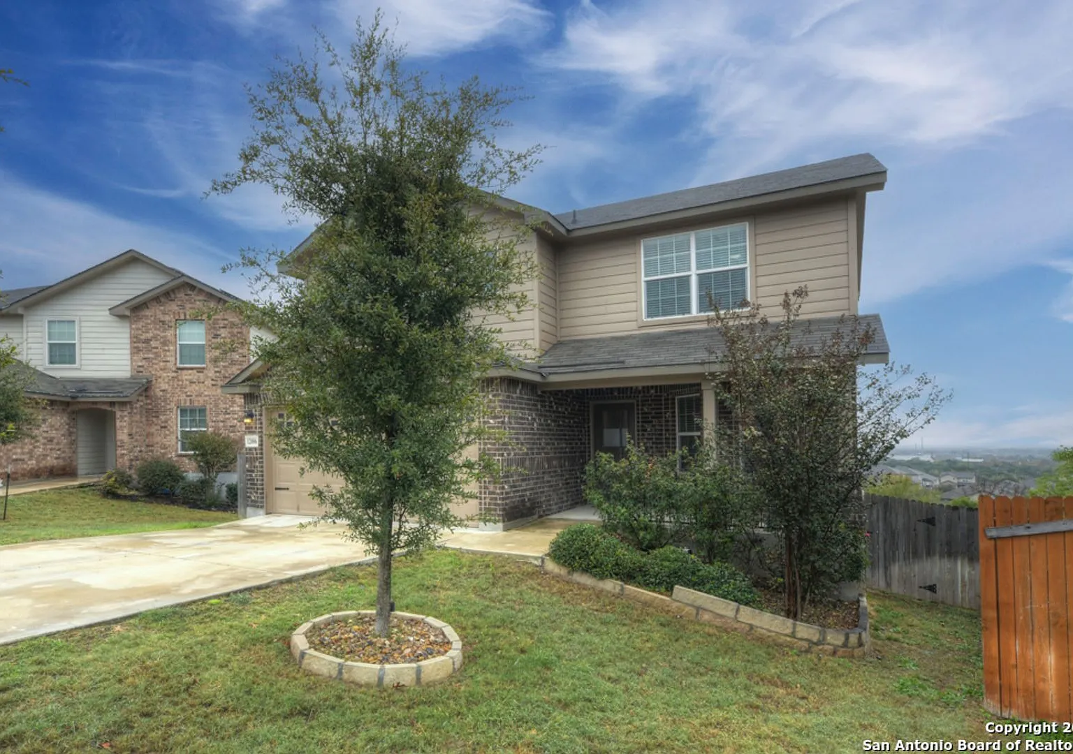 Charming Home Awaits: Spacious & Modern Living in a Prime Location — Photo 3