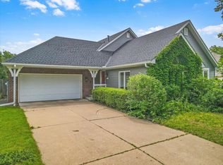 224 Cottonwood Dr, Vadnais Heights, MN 55127