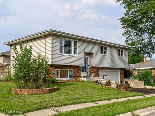 557 Delaware Trl, Carol Stream, IL 60188