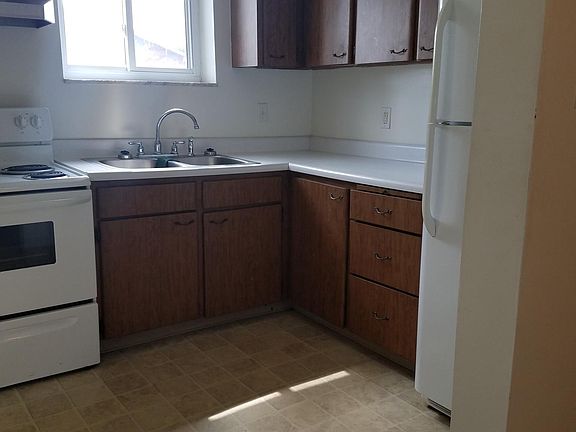 KITCHEN. COMES WITH FULL SIZE FRIDGE AND STOVE.