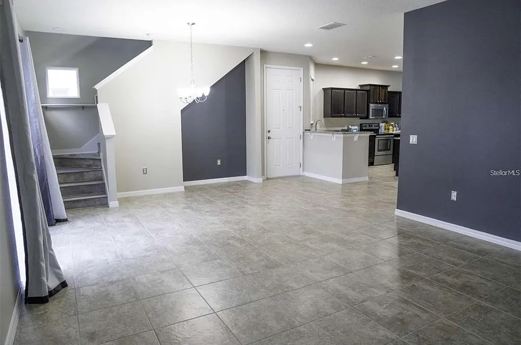 3 bed, 2.5 bath, 2122 sqft, $2,300 — Photo 2