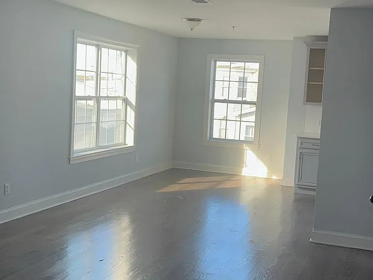 586 Roosevelt Ave #2C — Photo 2