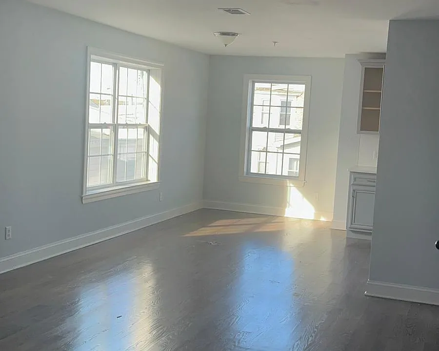 586 Roosevelt Ave #2C