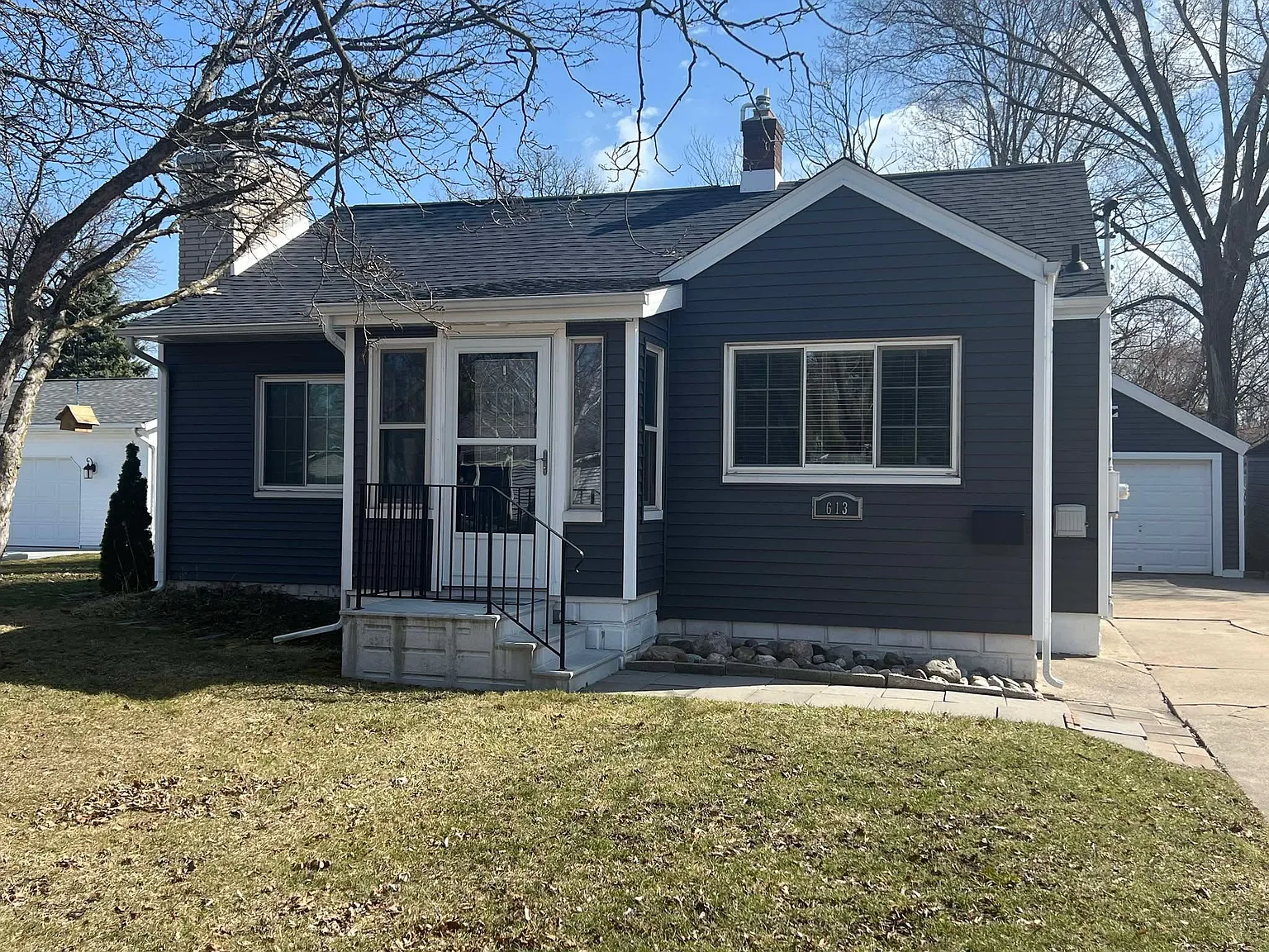 613 Hart St photo 1