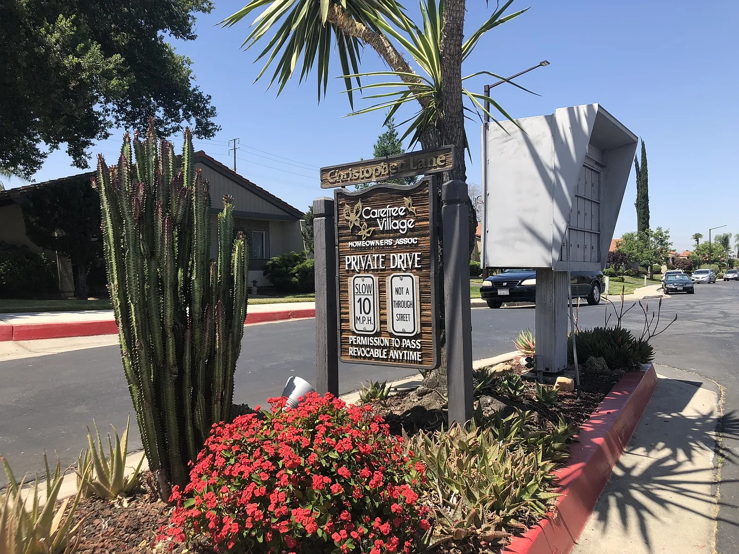 Redlands Townhouse In Great Complex 2+ 1.5 Available Now — Photo 3