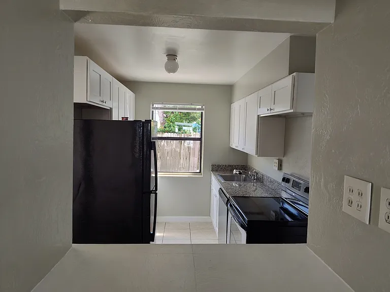 318 N Oleander Ave — Photo 7