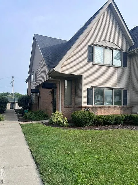 2 bed, 1.0 bath, 963 sqft, $1,750 — Photo 1