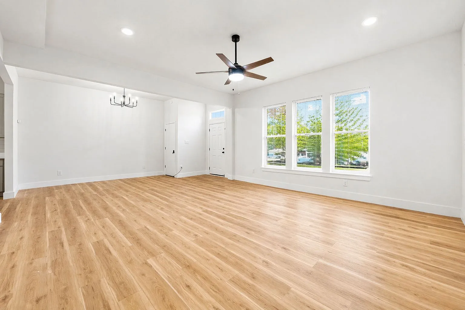 3 bed, 1211 sqft, $1,890 — Photo 2