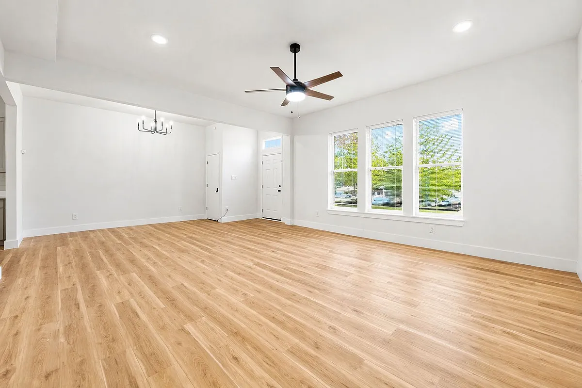 Building Photo - 1595 Court Ave #101