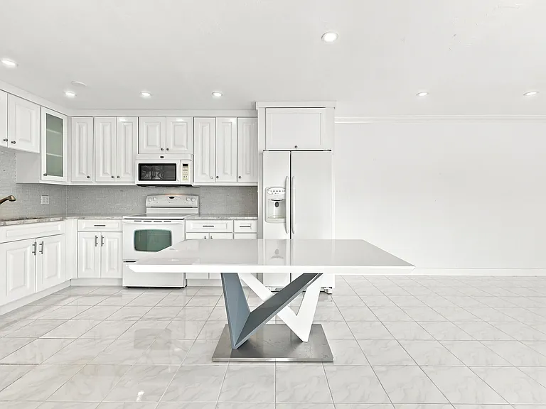 126 West Ct — Photo 2