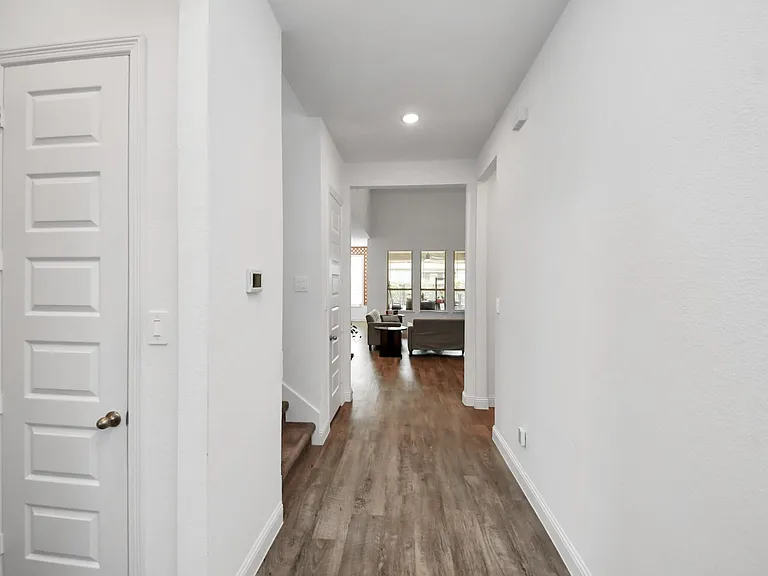 606 Round Lake Dr — Photo 3
