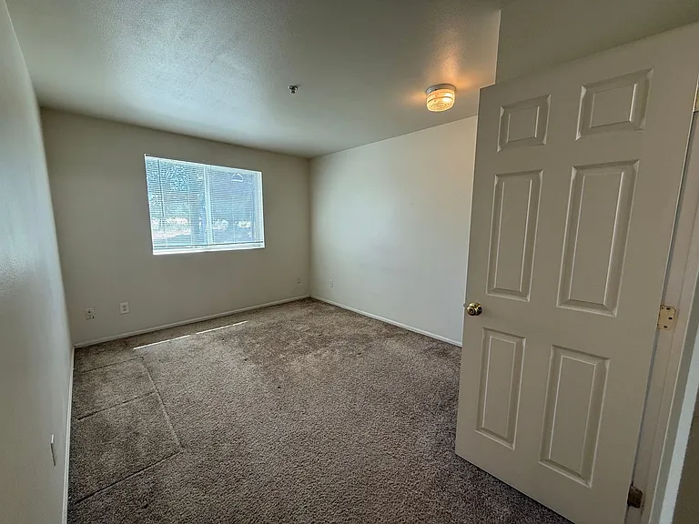 1015 SE 4th St #10 — Photo 8