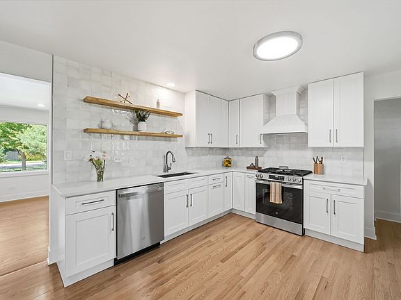 5th image of 1801 N Iris Dr