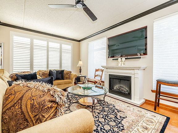 3rd image of 855 E 22nd St APT 114