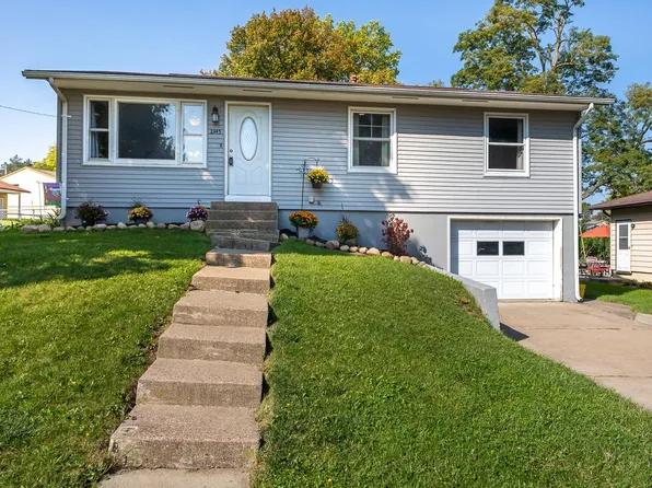 3345 Kimberly Dr, Dubuque, IA 52002