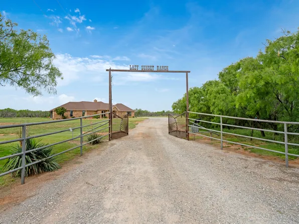 5500 Peterson Rd N, Iowa Park, TX 76367