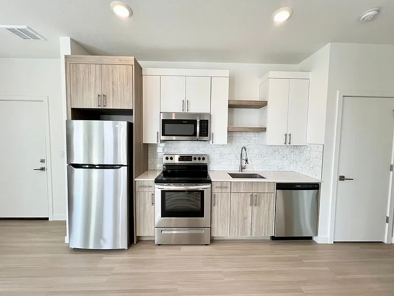 Greenwich Ave Apartments — Photo 36