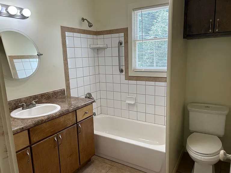 3304 & 3306 Maple Rd NE — Photo 4