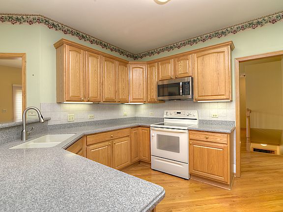 3rd image of 850 Woodland Dr