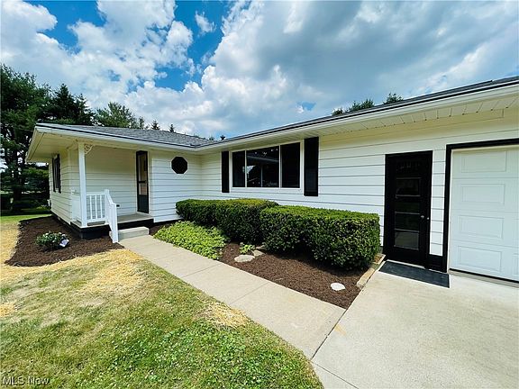 3rd image of 1077 Dawn Dr NE