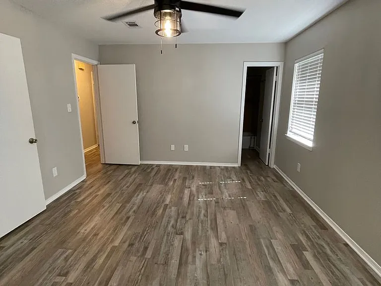 4615 Gladstone Dr — Photo 24