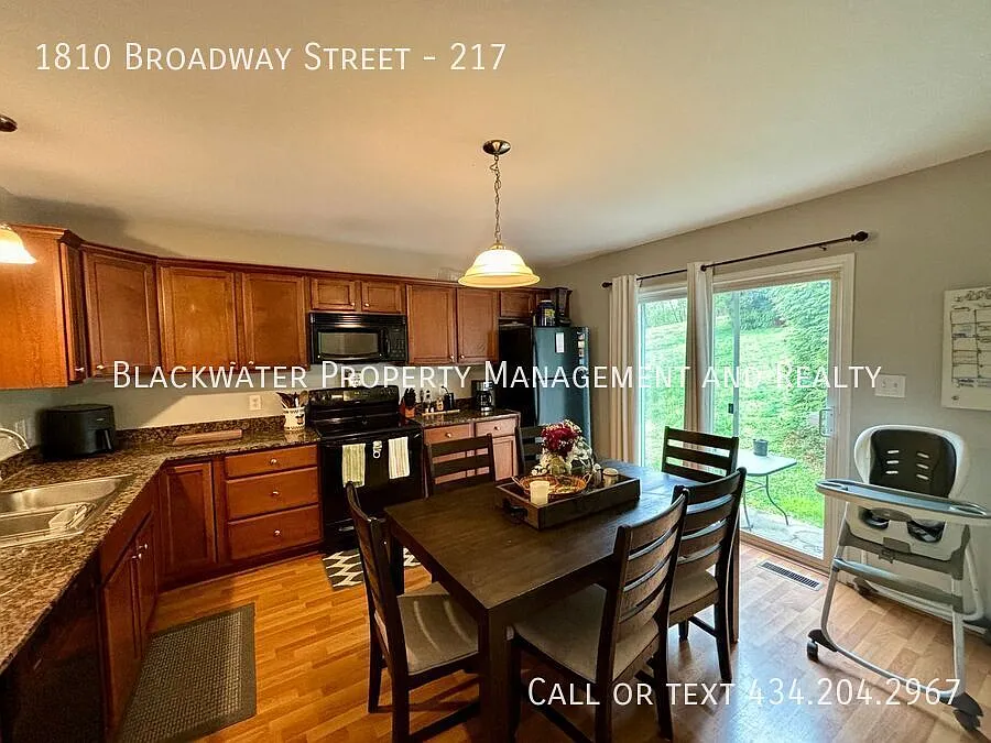 3 Bedroom Townhome off Hill Street! — Photo 3