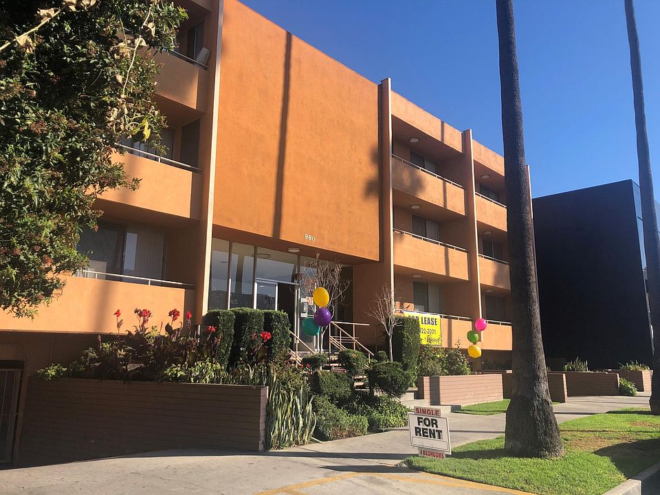 1st image of 980 Menlo Ave #112