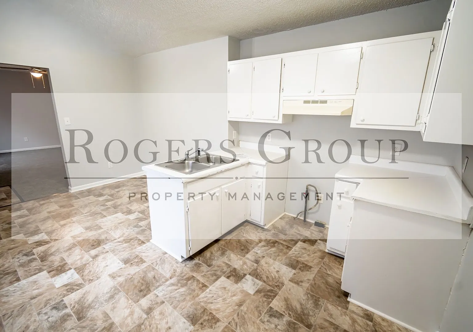 #233 - 100-102 Holly Ct Duplex — Photo 2