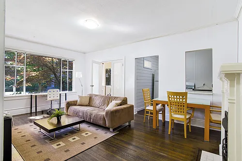 935 Jervis St Photo 1
