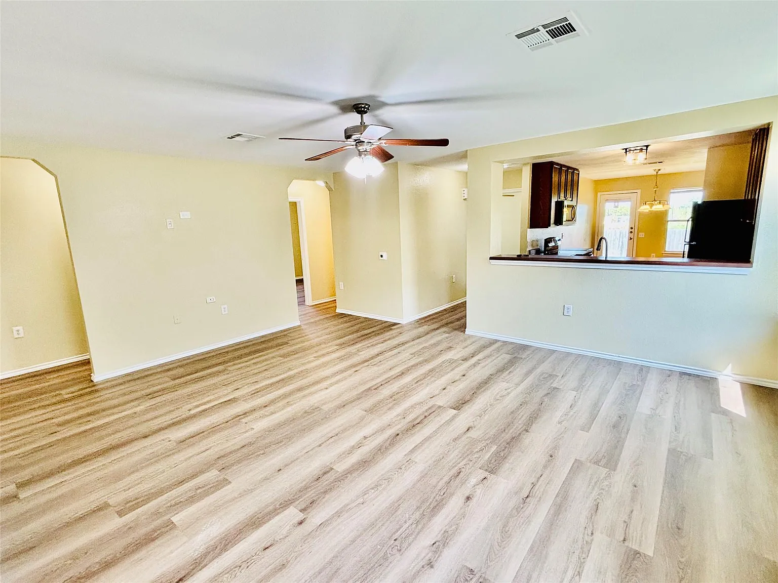 4 bed, 2.0 bath, 1586 sqft, $2,100 — Photo 2