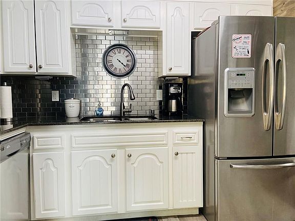 4th image of 30 Hampstead Ln