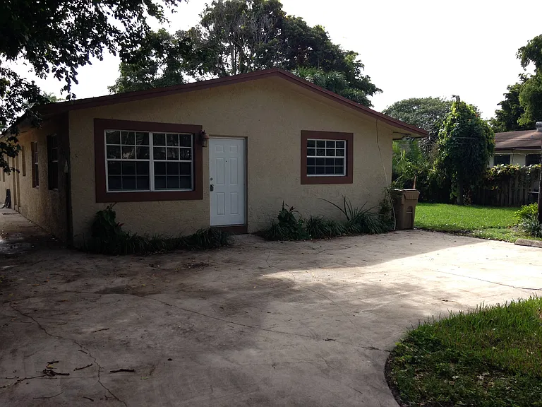 6147 SW 48th Ct #BACK — Photo 3