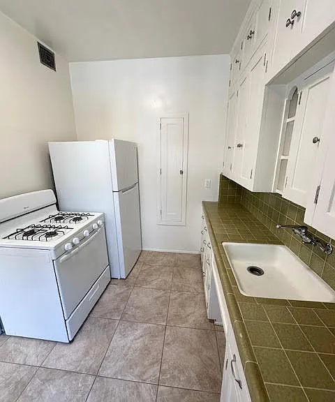1257 N Flores Ave #H1 — Photo 6
