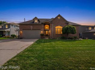 395 Indianwood Rd, Lake Orion, MI 48362