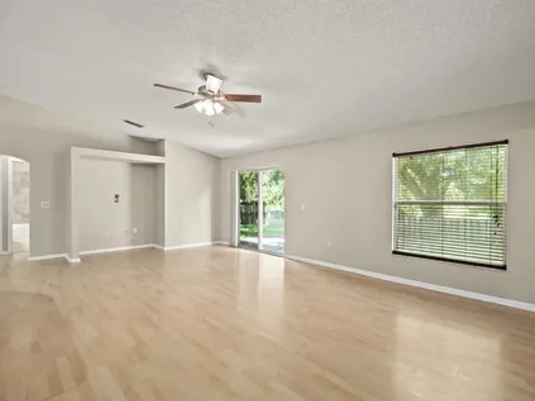 1304 Mandys Ct — Photo 6