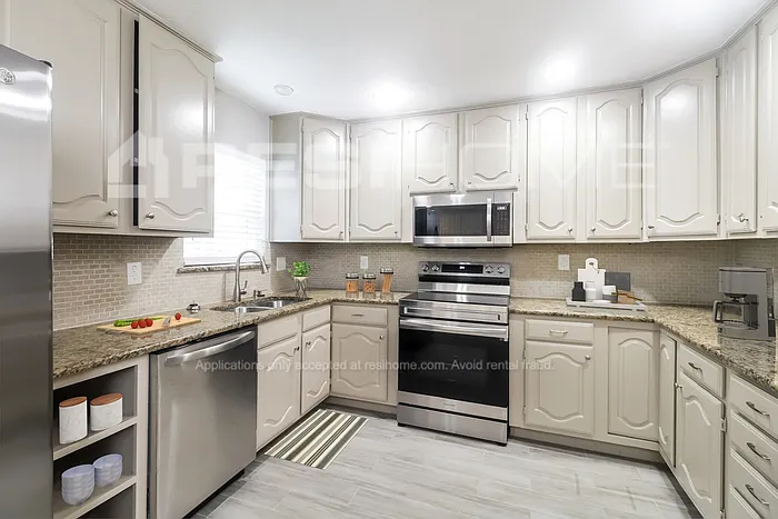 1535 Camelia Dr — Photo 2