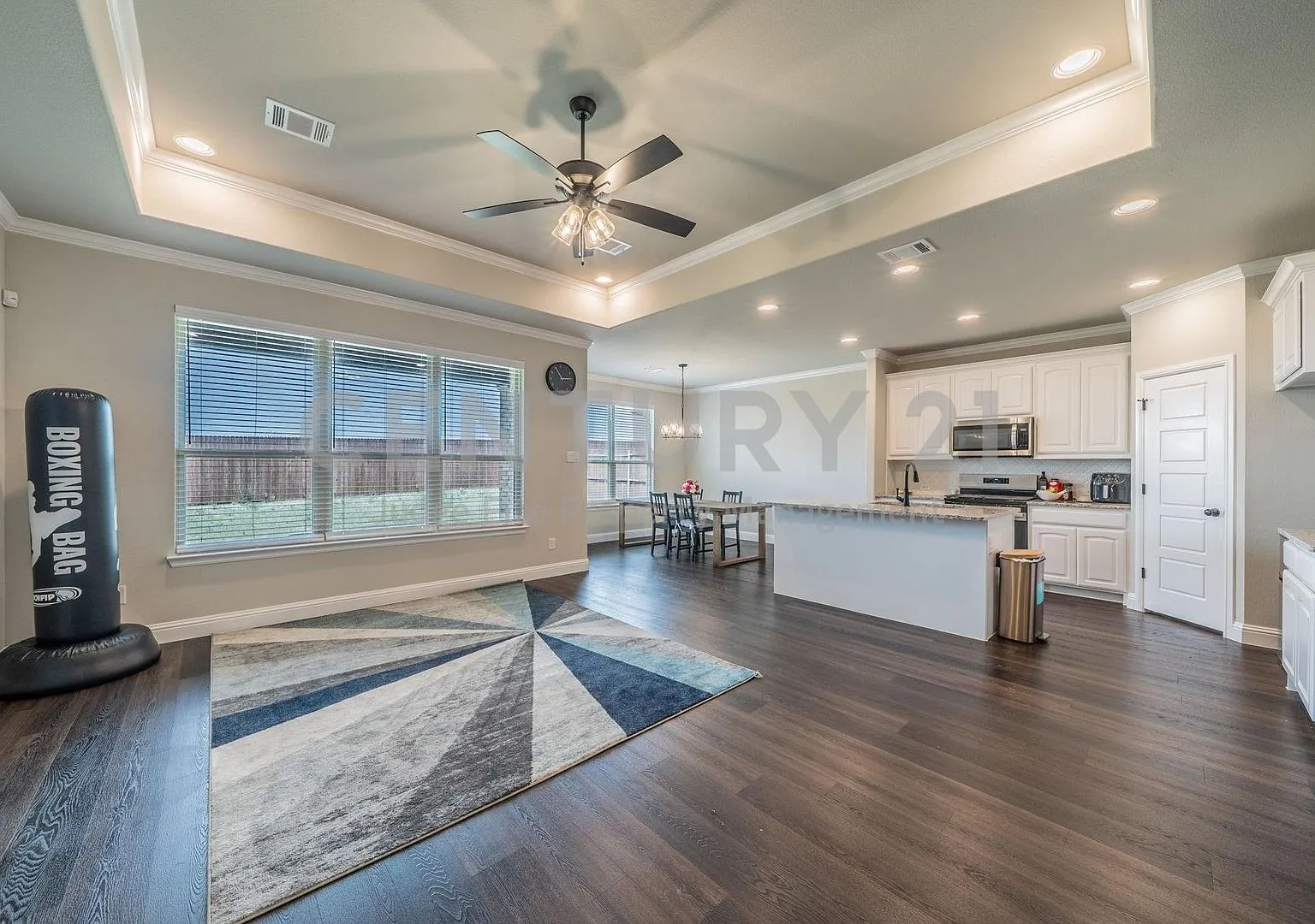 Beautiful 3/2/2 Located in the Growing Community of Alvarado! — Photo 2