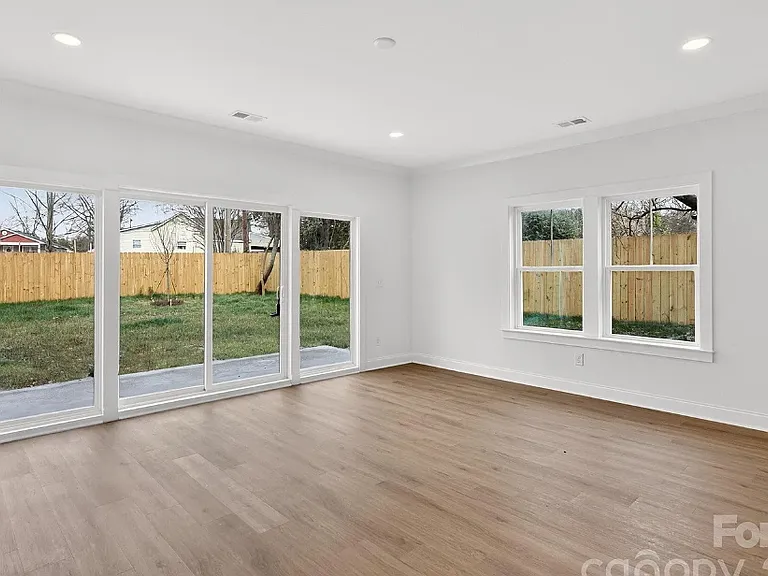 212 Lander St — Photo 8