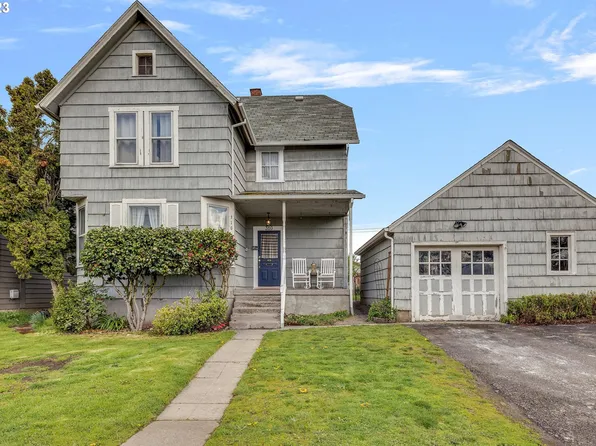 310 E Gloucester St, Gladstone, OR 97027