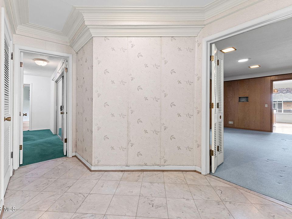 10th image of 3739 S Beverly Hills Dr