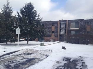 1525 Forest Green Dr, Coraopolis, PA 15108