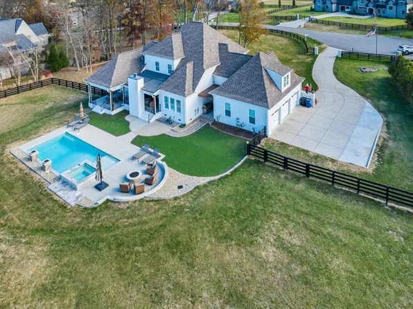7215 Prairie Falcon Dr, Arrington, TN 37014