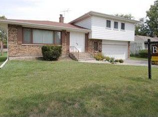 2340 Dewes St, Glenview, IL