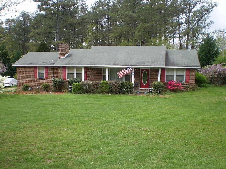 4 Bedroom, 2 bathroom sitting on 3 lots
