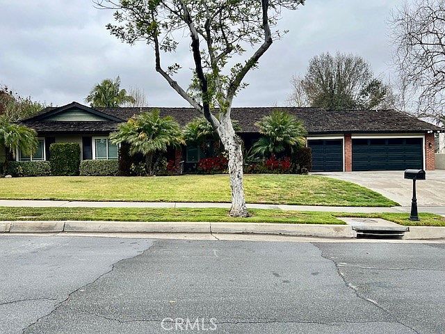 1st image of 15665 Surrey Ln
